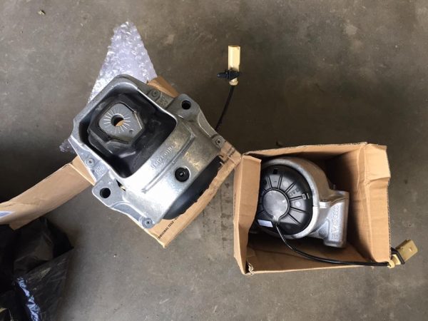 Cao su chân máy audi A5, Q5 mã 8K0199381PA
